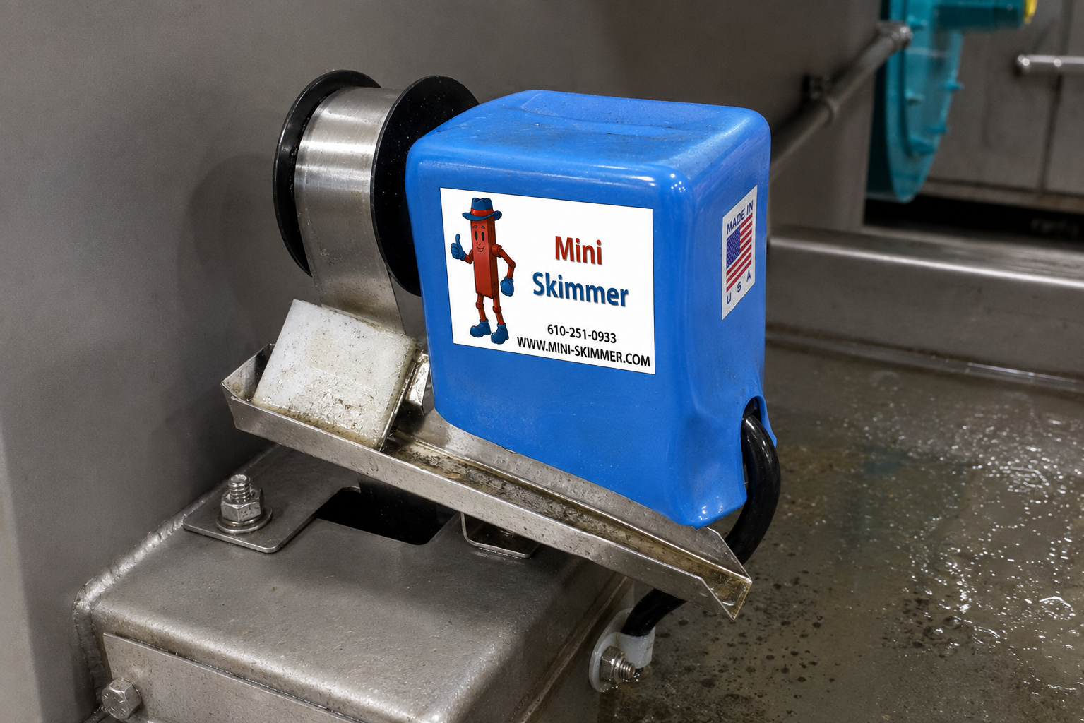Custom stainless steel Mini-Skimmer installed in industrial parts cleaning equipment
