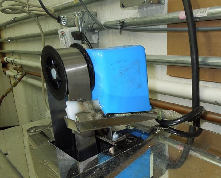 Mini-Skimmer stainless steel belt oil skimmer on an ultrasonic cleaner